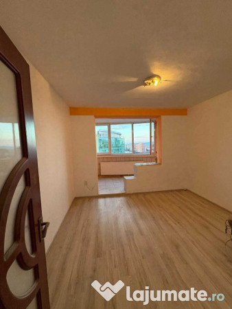 Apartament de 3 camere zona VLAHUTA, 