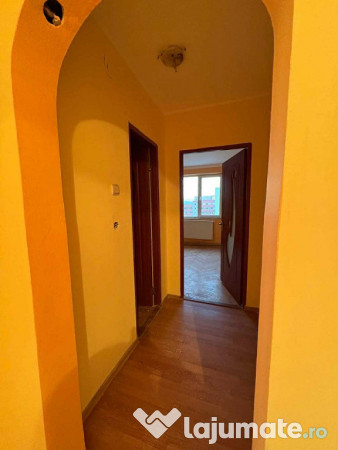 Apartament de 3 camere zona VLAHUTA, 