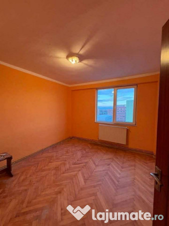 Apartament de 3 camere zona VLAHUTA, 