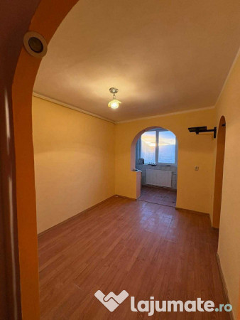 Apartament de 3 camere zona VLAHUTA, 