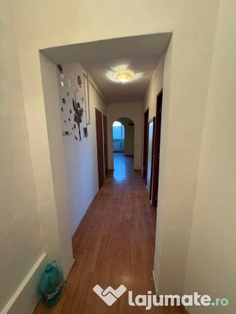 Apartament de 3 camere zona VLAHUTA, 