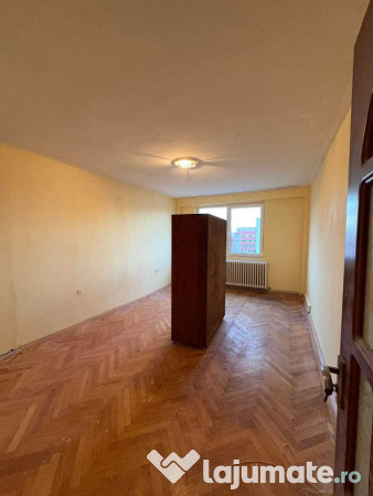 Apartament de 3 camere zona VLAHUTA, 