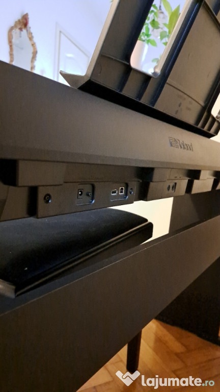 Roland fp10 keyboard with pedal and piano chair 