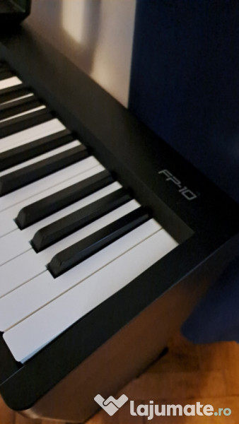 Roland fp10 keyboard with pedal and piano chair 