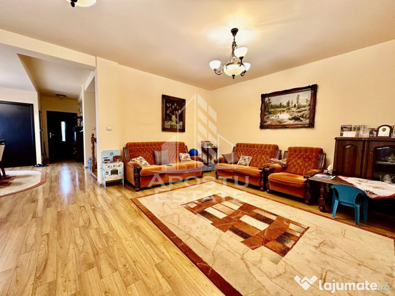 Duplex cu 4 camere situat la asfalt, in zona Planetelor