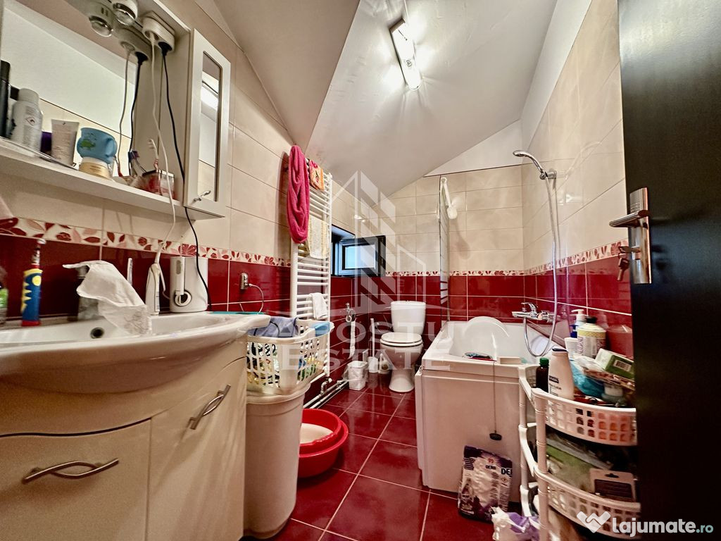 Duplex cu 4 camere situat la asfalt, in zona Planetelor