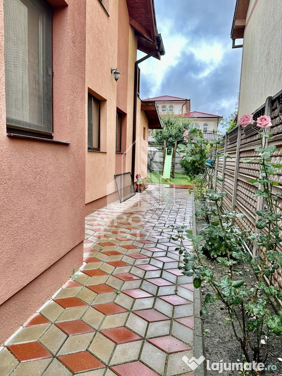 Duplex cu 4 camere situat la asfalt, in zona Planetelor