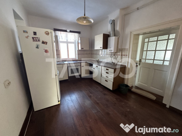 Casa cu potential de investitie 280 mp utili teren liber 206 