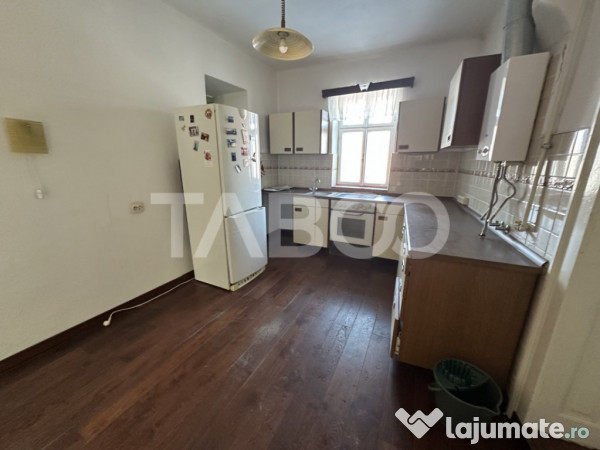 Casa cu potential de investitie 280 mp utili teren liber 206 