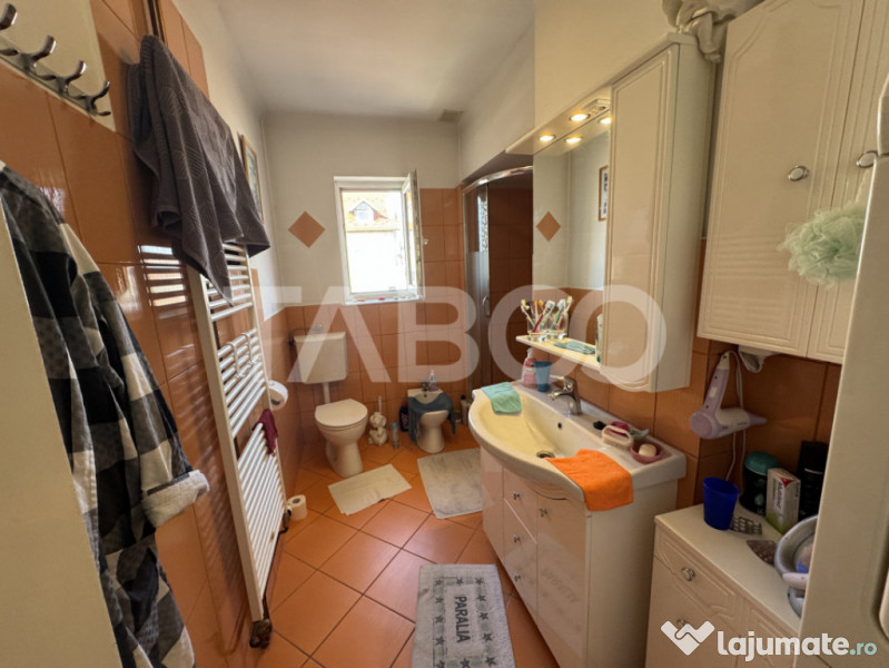 Casa individuala + apartament 2 fronturi teren 584 mp Turnis 