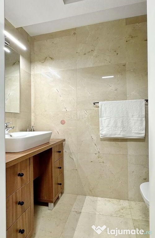 Terase generoase cu vederea spre padure 