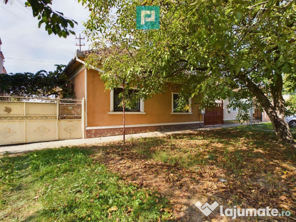 Casă 4 camere, zona centrală în Pâncota
