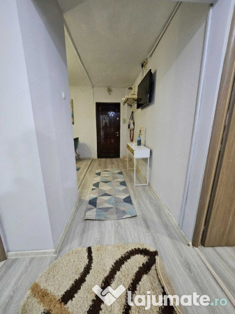 Se inchiriaza garsoniera in zona Tractorul 