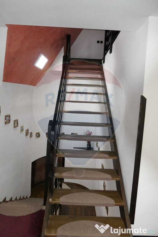 Vilă cu 10 camere de vânzare în zona Centrala 