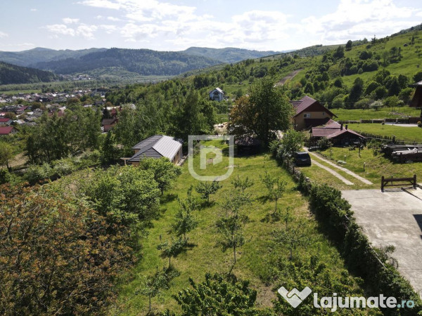 Casa bătrânească cu foișor și teren 