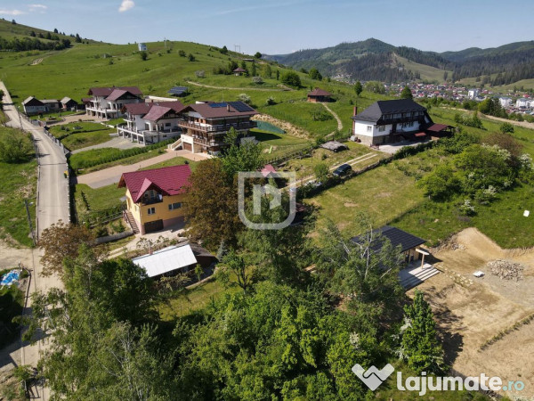 Casa bătrânească cu foișor și teren 