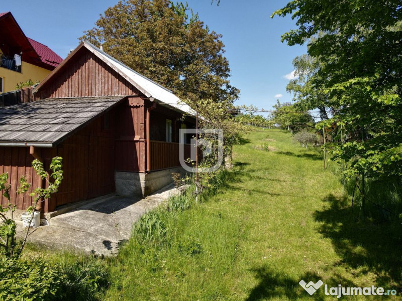 Casa bătrânească cu foișor și teren 