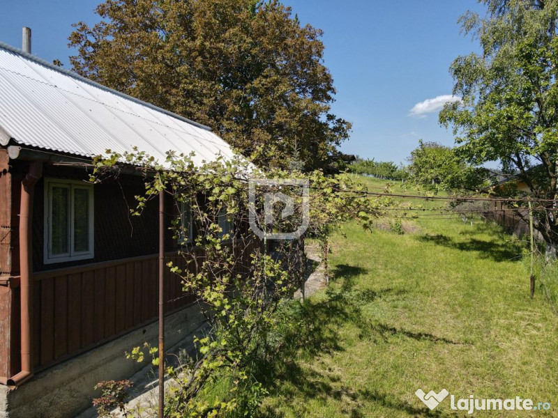 Casa bătrânească cu foișor și teren 