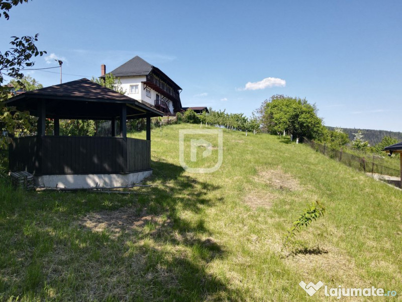 Casa bătrânească cu foișor și teren 