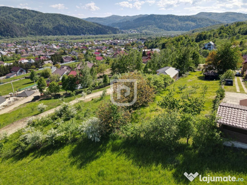 Casa bătrânească cu foișor și teren 