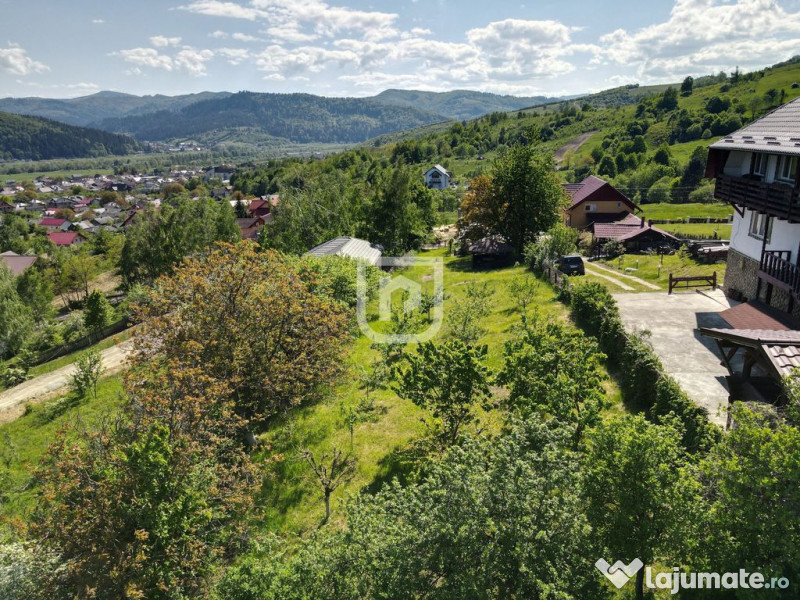 Casa bătrânească cu foișor și teren 