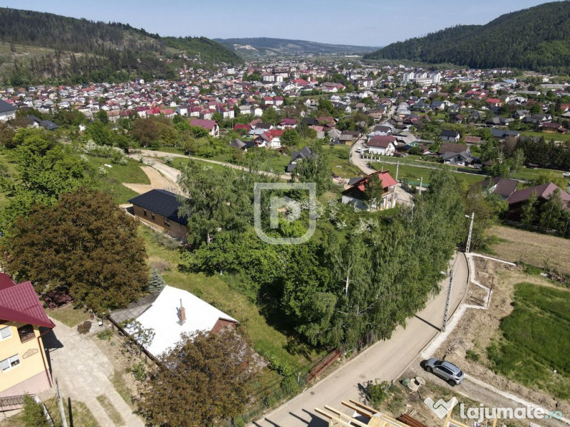 Casa bătrânească cu foișor și teren 