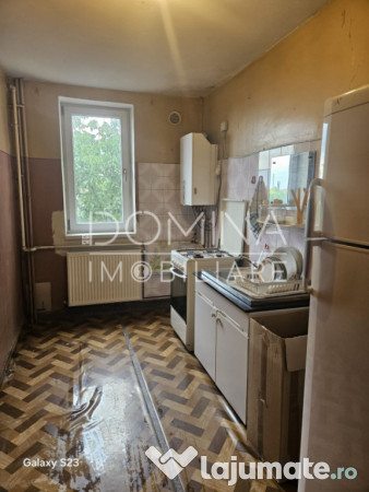 Apartament 3 camere *etaj 2 - decomandat* - str. Zambilelor