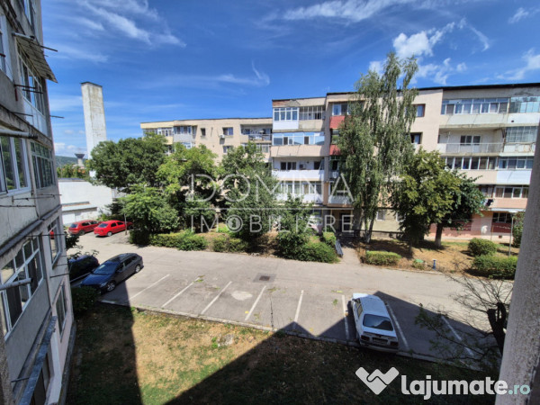 Apartament 3 camere *etaj 2 - decomandat* - str. Zambilelor