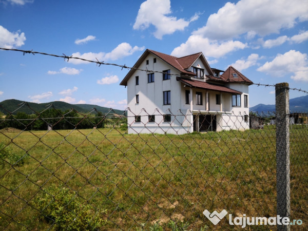 Casă P+1+M, 370 mp, teren 70 ari, Livezile, la 9 km de Bistrița
