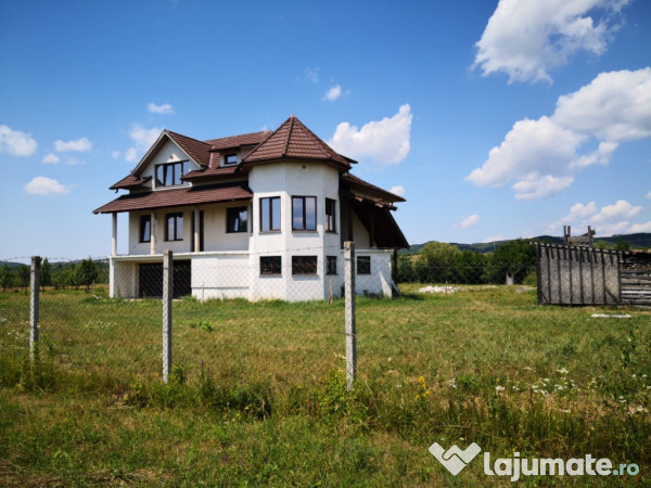 Casă P+1+M, 370 mp, teren 70 ari, Livezile, la 9 km de Bistrița