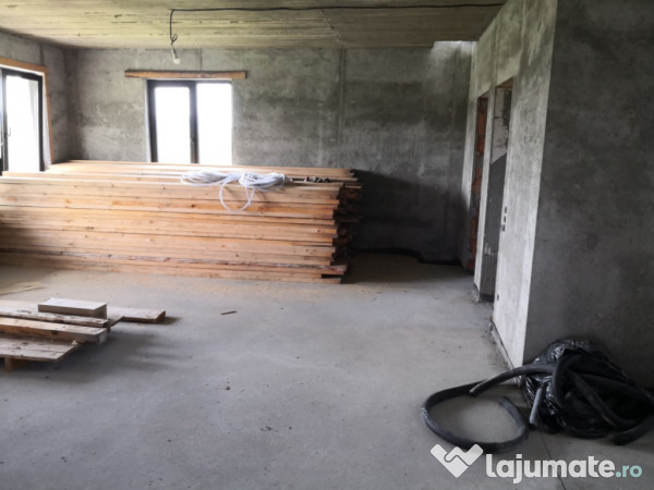 Casă P+1+M, 370 mp, teren 70 ari, Livezile, la 9 km de Bistrița