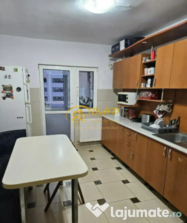 Vand apartament cu 3 camere, decomandat pe Poitiers 