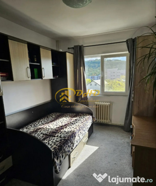 Vand apartament cu 3 camere, decomandat pe Poitiers 