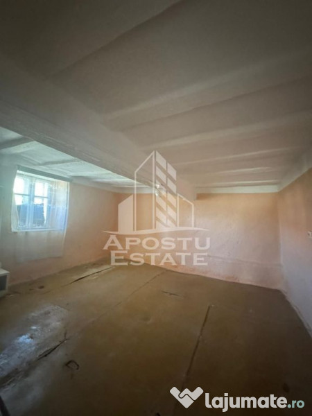 Casa cu teren de 1.600 mp in Checea langa primarie. 