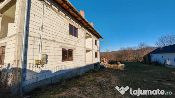 Casa generoasa cu teren de 1186 mp intravilan-Retevoiesti -P 