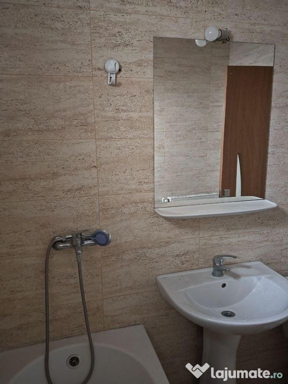 APARTAMENT 3 CAMERE DECOMANDAT ZONA PENINSULA/ PIATA OVIDIU 