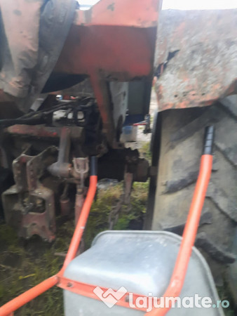 Tractor UTB 650 cu frâne duble 