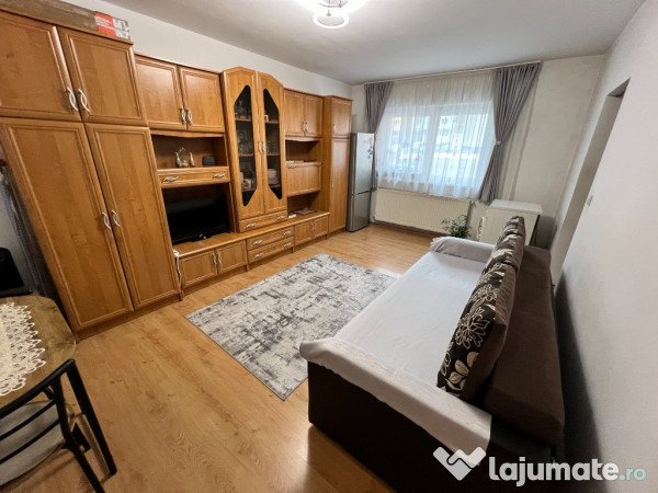 VÂND garsonieră renovată – pretabilă birou – zona Vasile Aaron