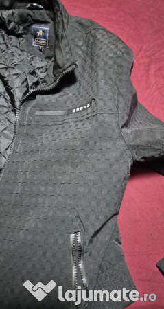 Geaca impermeabila nouă 