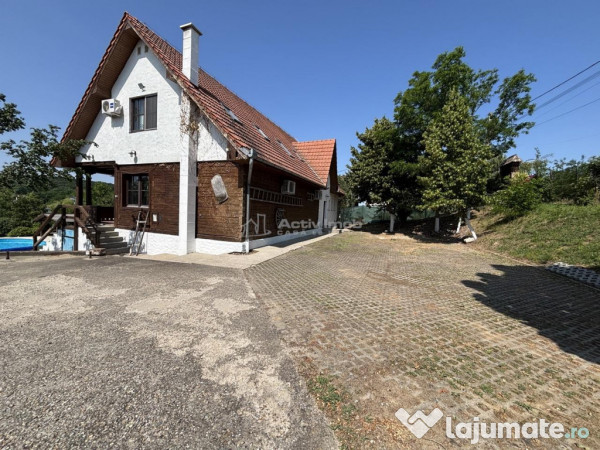 Proprietate de patrimoniu pe malul lacului Paleu - Teren...