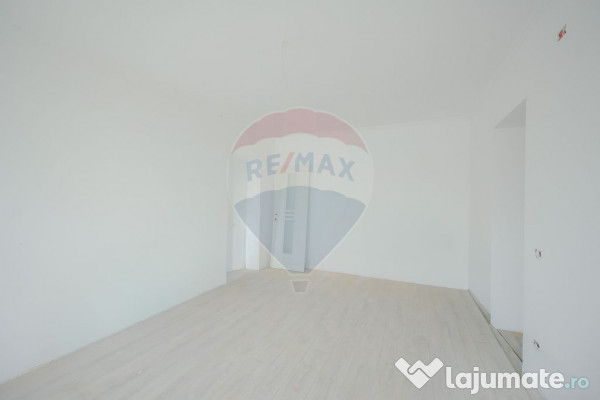 De vânzare apartament cu 2 camere, renovat, în zona Rog...