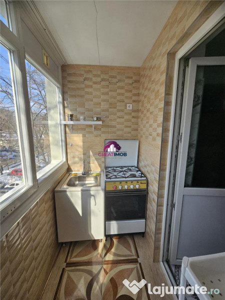 1 camera dintr-un apartament cu 3 camere.