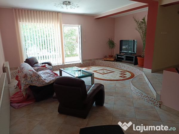 Otopeni central vila p+1 (400mp cu 3 apartamente) si 1000mp.teren 