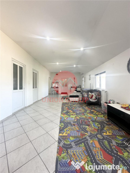 Casa cu Potential Multiplu, Pretabila Pentru Doua Familii sa