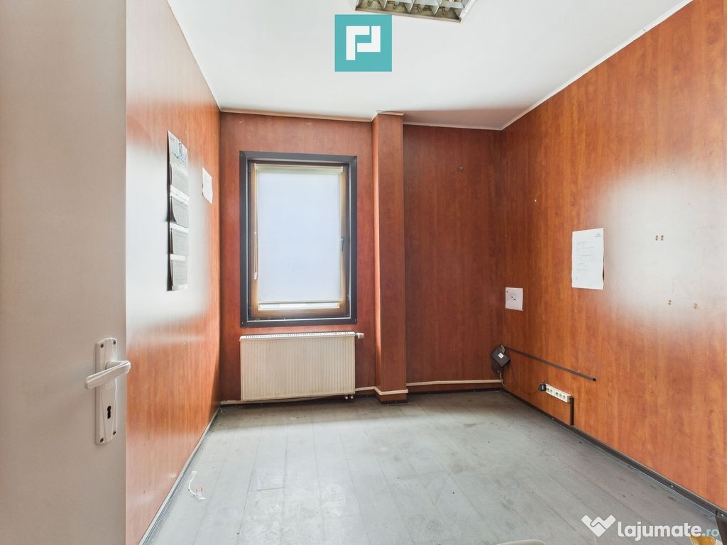 Hală industrială cu pod rulant și parcare betonată 