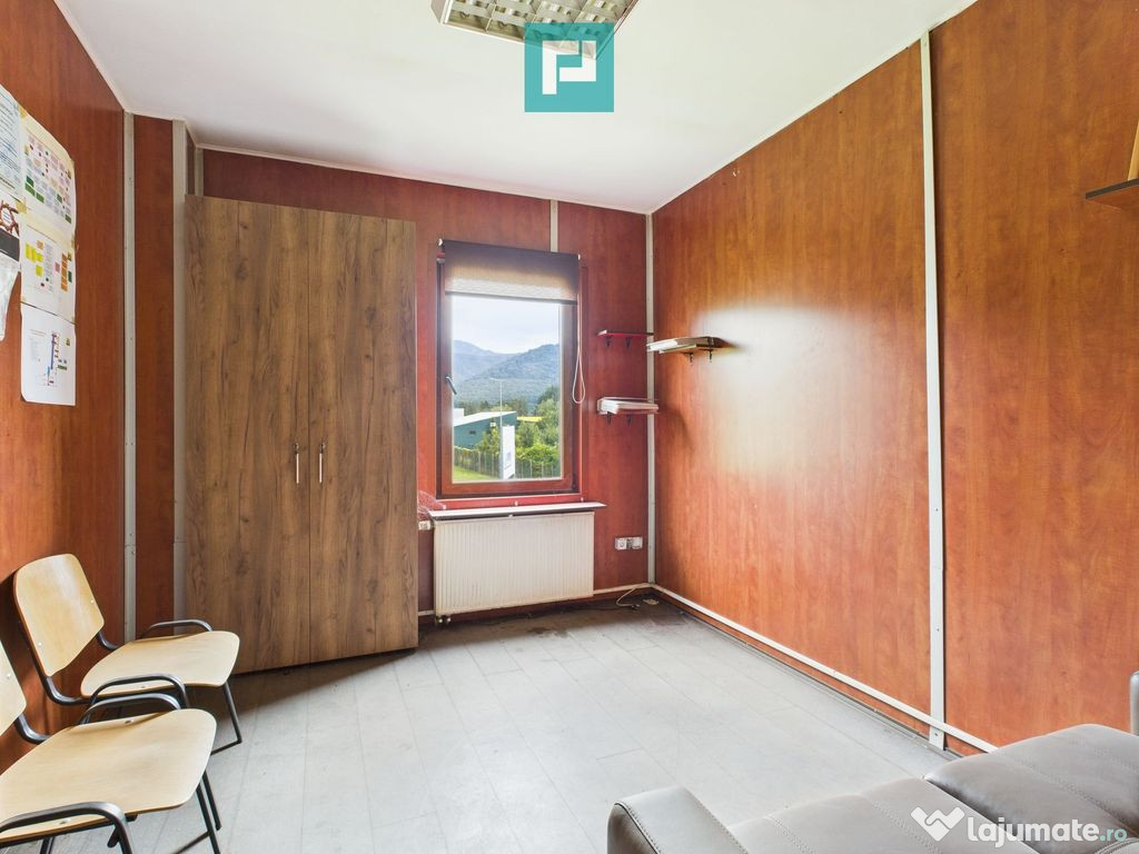 Hală industrială cu pod rulant și parcare betonată 