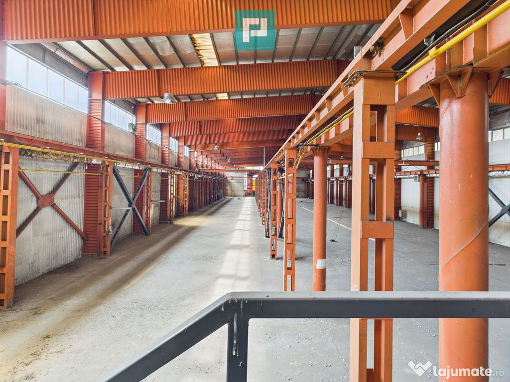 Hală industrială cu pod rulant și parcare betonată 