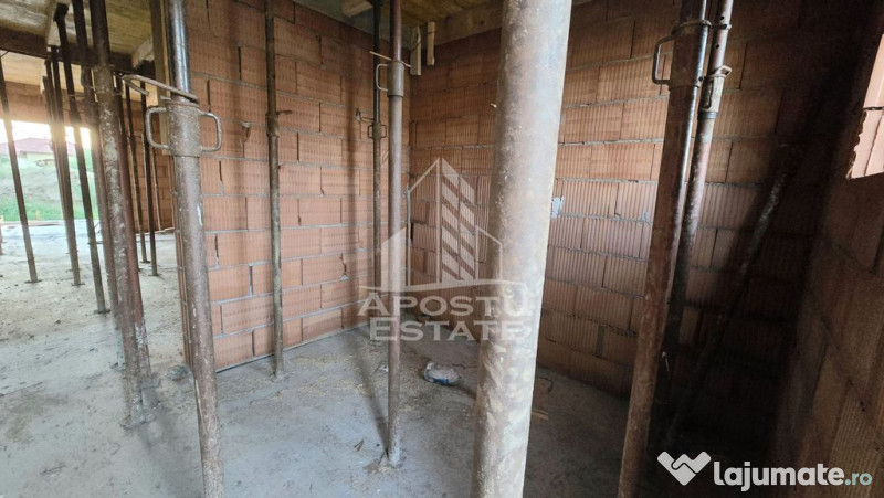 Jumatate de duplex pe parter cu 3 camere si 2 bai, Sag