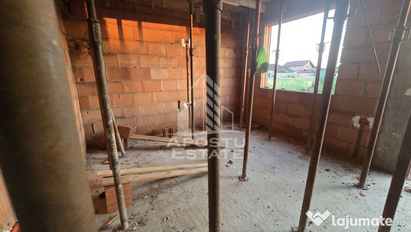 Jumatate de duplex pe parter cu 3 camere si 2 bai, Sag