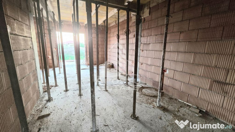 Jumatate de duplex pe parter cu 3 camere si 2 bai, Sag